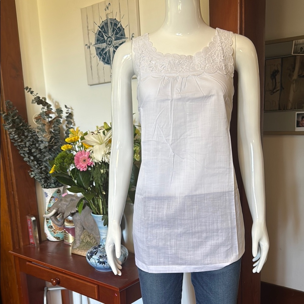 NWT northern reflections size small Elegant White Lace Trim Top